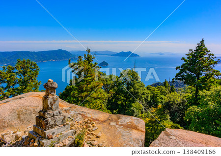[Miyajima, Mt. Misen] The giant, strangely shaped rocks at the summit and the beautiful archipelago of the Seto Inland Sea spread out below. 138409166