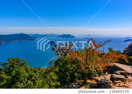 [Miyajima, Mt. Misen] The giant, strangely shaped rocks at the summit and the beautiful archipelago of the Seto Inland Sea spread out below. 138409170