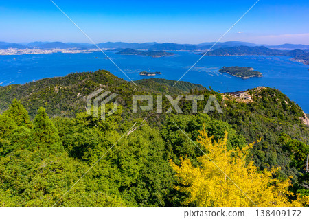 [Miyajima, Mt. Misen] The giant, strangely shaped rocks at the summit and the beautiful archipelago of the Seto Inland Sea spread out below. 138409172