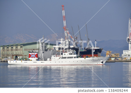 A photograph of a Fisheries Agency patrol vessel departing from Hakodate Port in Hakodate City, Hokkaido, in springtime. 138409244