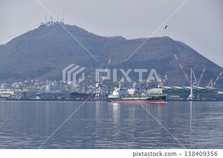 一張春季時分,貨船從北海道函館市函館港駛出的照片。 一張春季時分,貨船從北海道函館市函館港駛出的照片。 138409356