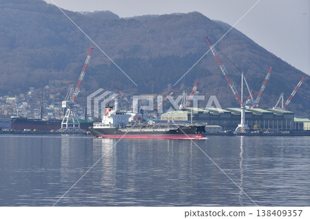 一張春季時分，貨船從北海道函館市函館港駛出的照片。 138409357