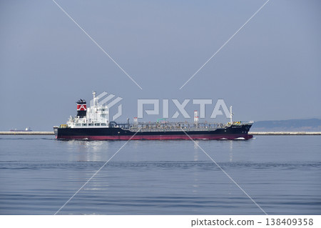 一張春季時分，貨船從北海道函館市函館港駛出的照片。 138409358