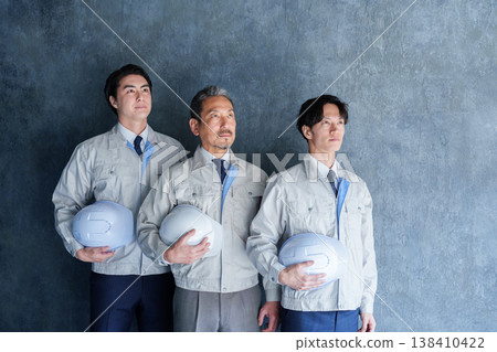 工程師和工匠抬頭仰望 工程師和工匠抬頭仰望 138410422