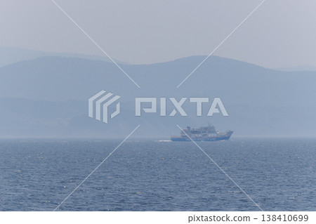 陸奧灣渡輪從陸奧灣沿岸航行 陸奧灣渡輪從陸奧灣沿岸航行 138410699