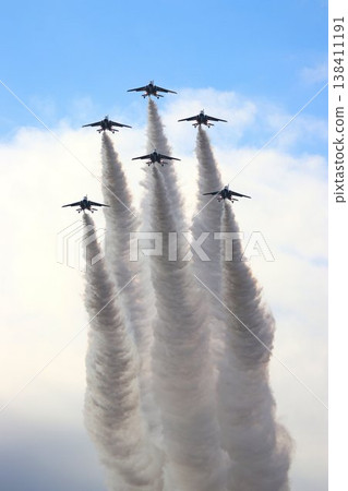 This technology protects the skies of Japan... Blue Impulse captivates with their beautiful "Christmas Tree Low-Profile" flight 138411191