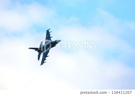 一架F-2噴氣式戰鬥機以高機動性飛越首都防空要道百里基地。 一架F-2噴氣式戰鬥機以高機動性飛越首都防空要道百里基地。 138411207