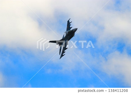 An F-2 jet fighter flying in high maneuverability over Hyakuri Base, the key to the capital's air defense. An F-2 jet fighter flying in high maneuverability over Hyakuri Base, the key to the capital's air defense. 138411208