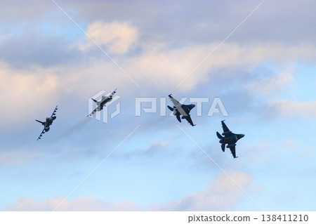 An F-2 jet fighter flying in high maneuverability over Hyakuri Base, the key to the capital's air defense. An F-2 jet fighter flying in high maneuverability over Hyakuri Base, the key to the capital's air defense. 138411210