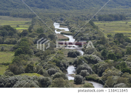 從山上眺望剎裡川和音羽橋(北海道鶴井村) 從山上眺望剎裡川和音羽橋(北海道鶴井村) 138411845