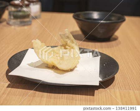 品嚐當季美味。新鮮炸製的胡瓜魚天婦羅,連麵糊都鮮美無比。 品嚐當季美味。新鮮炸製的胡瓜魚天婦羅,連麵糊都鮮美無比。 138411991