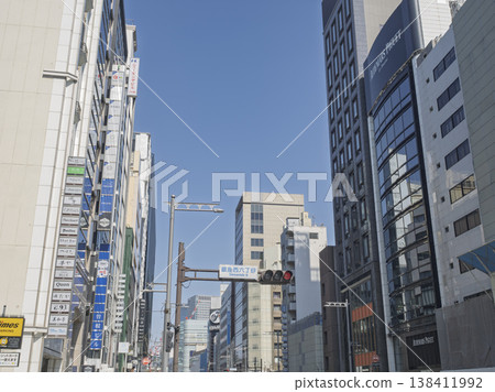 在銀座西六街,摩天大樓並排聳立,以藍天為背景。 在銀座西六街,摩天大樓並排聳立,以藍天為背景。 138411992