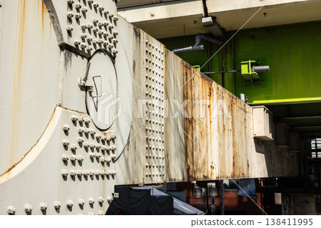 鏽跡斑斑的高速公路橋墩，大都會高速公路 5 號線，2026 年 2 月。 138411995