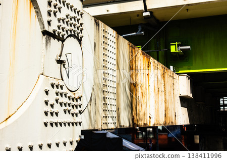 鏽跡斑斑的高速公路橋墩，大都會高速公路5號線，2026年2月，高飽和度對比 138411996