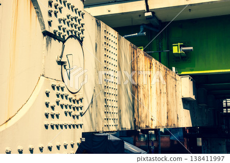 鏽跡斑斑的高速公路橋墩，大都會高速公路5號線，2026年2月。 （強調冷暖色調） 138411997