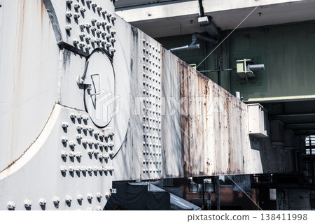 鏽跡斑斑的高速公路橋墩，大都會高速公路5號線，2026年2月，冷色調 138411998