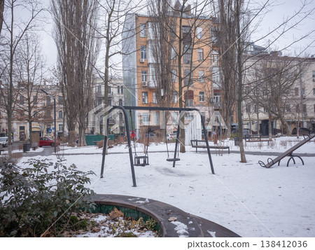 [烏克蘭] 首都基輔一座荒涼的、被白雪覆蓋的公園，裡面有鞦韆和滑梯。 138412036