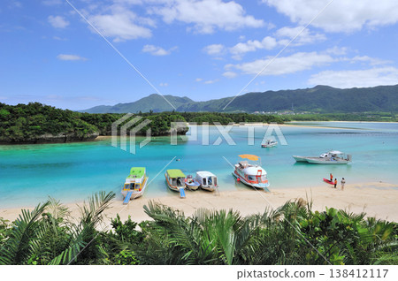 Kabira Bay (Ishigaki Island, Okinawa Prefecture) Kabira Bay (Ishigaki Island, Okinawa Prefecture) 138412117