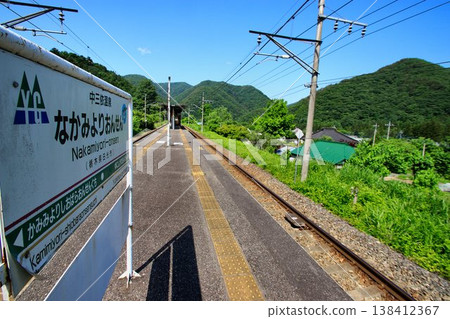 初夏時節，奧鬼怒川鬱鬱蔥蔥的山巒環繞著仲見溫泉站… 138412367