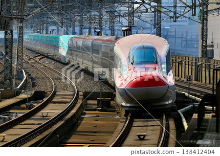 The Akita Shinkansen E6 series "Komachi," connecting Mutsu and Akita, at Omiya Station. The Akita Shinkansen E6 series "Komachi," connecting Mutsu and Akita, at Omiya Station. 138412404