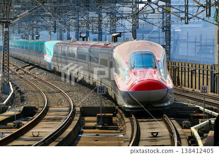 The Akita Shinkansen E6 series "Komachi," connecting Mutsu and Akita, at Omiya Station. 138412405
