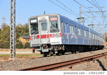 東武鐵道上的測試列車正在運行 東武鐵道上的測試列車正在運行 138412407