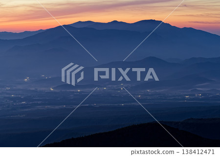 從八岳北部的入岳眺望清晨薄霧中的金峰。 138412471