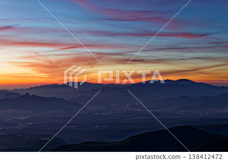 從八岳北部的Nyū眺望日出的天空和奧秩父山脈。 138412472