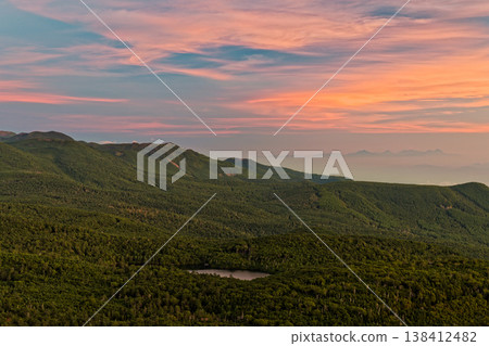 從八岳北部的Nyū可以眺望白駒湖和妙高火內山脈。 從八岳北部的Nyū可以眺望白駒湖和妙高火內山脈。 138412482