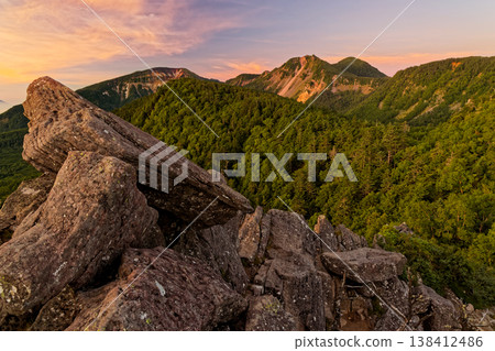 從八岳北部的琉璃山上眺望天狗山和伊歐山的日出。 從八岳北部的琉璃山上眺望天狗山和伊歐山的日出。 138412486