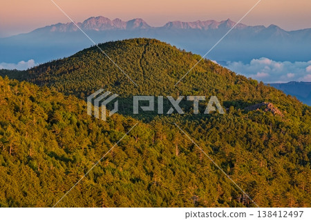 從八岳北部的Nyū眺望高見石,以及籠罩在晨霧中的北阿爾卑斯山槍穗高山脈。 從八岳北部的Nyū眺望高見石,以及籠罩在晨霧中的北阿爾卑斯山槍穗高山脈。 138412497