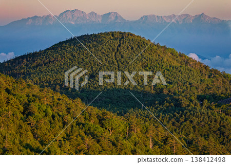 從八岳北部的Nyū眺望,可以看到籠罩在晨霧中的北阿爾卑斯山脈和槍穗高山脈。 從八岳北部的Nyū眺望,可以看到籠罩在晨霧中的北阿爾卑斯山脈和槍穗高山脈。 138412498