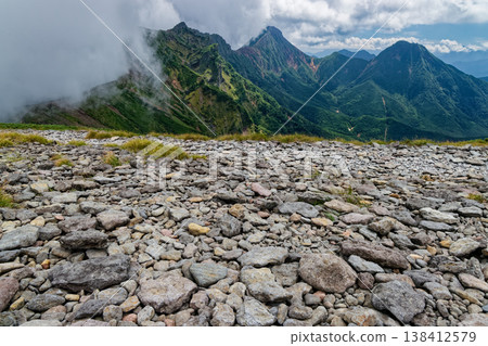 從八嶽山脈的伊歐山上可以看到，雲霧聚集在橫岳、赤岳和阿彌陀岳周圍。 138412579