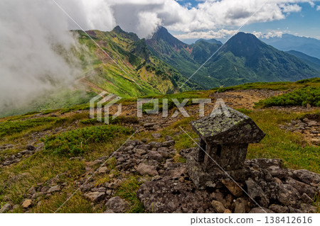 從八嶽山脈的魚尾岳眺望雲霧繚繞的橫岳、赤岳和阿彌陀岳。 138412616