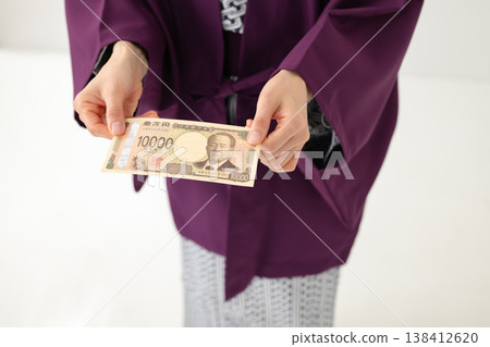 身穿浴衣、手持鈔票的女子 138412620