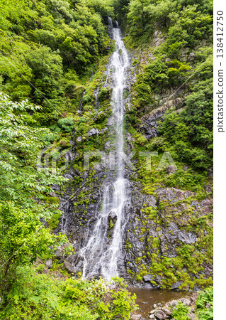 十二瀑布流淌在翠綠的林蔭下(奈良郡戶津川村) 十二瀑布流淌在翠綠的林蔭下(奈良郡戶津川村) 138412750