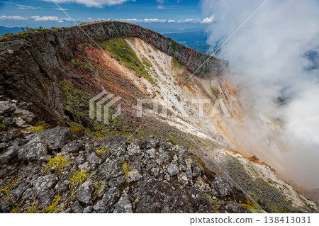 雲霧聚集在八嶽山脈伊歐山的火山口周圍。 雲霧聚集在八嶽山脈伊歐山的火山口周圍。 138413031
