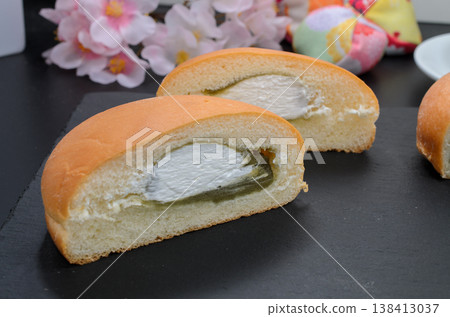 抹茶紅豆麵包配上鮮奶油－賞櫻時的完美小吃。 138413037