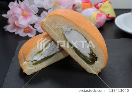 抹茶紅豆麵包配上鮮奶油－賞櫻時的完美小吃。 138413040