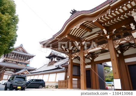 Higashi Betsuin Temple: Middle Gate, Drum Tower, and Main Gate Higashi Betsuin Temple: Middle Gate, Drum Tower, and Main Gate 138413068