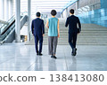 一群商務人士的背影穿過辦公大樓,走向未來。 一群商務人士的背影穿過辦公大樓,走向未來。 138413080