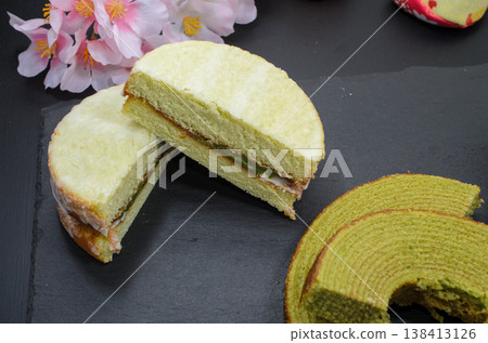抹茶蛋糕和抹茶年輪蛋糕，賞櫻時的絕佳小吃。 138413126