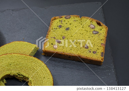 抹茶磅蛋糕和抹茶年輪蛋糕是賞櫻時的美味小點心。 138413127