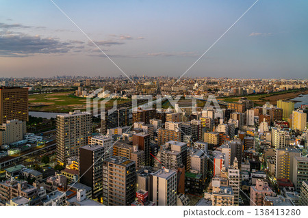 【神奈川縣】從川崎市政府展望台上看到的黃昏時分川崎站周圍的城市景觀。 138413280