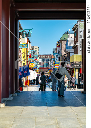 [Kanagawa Prefecture] Nakamise Street seen beyond the main gate of Kawasaki Daishi 138413284