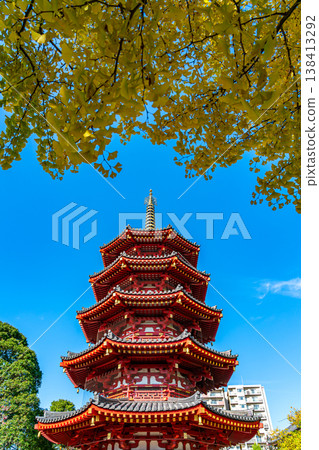 【神奈川縣】川崎大師寺的八角五層寶塔和金燦燦的銀杏樹 【神奈川縣】川崎大師寺的八角五層寶塔和金燦燦的銀杏樹 138413292