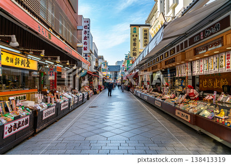 【神奈川縣】通往川崎大師的仲見世大街,店鋪鱗次櫛比 【神奈川縣】通往川崎大師的仲見世大街,店鋪鱗次櫛比 138413319