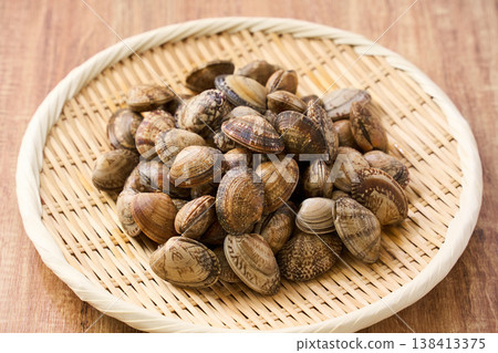 Fresh clams served in a bamboo basket; seasonal shellfish ingredients 138413375