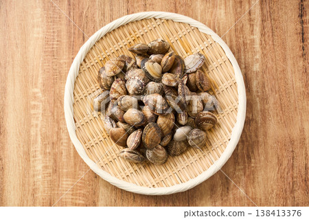 新鮮蛤蜊盛於竹籃中；時令貝類食材 138413376