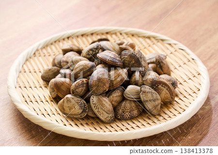 新鮮蛤蜊盛於竹籃中；時令貝類食材 138413378